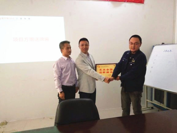 无锡市福源来彩板型钢有限公司赠与金海岸注册求真务实，创新融合牌匾