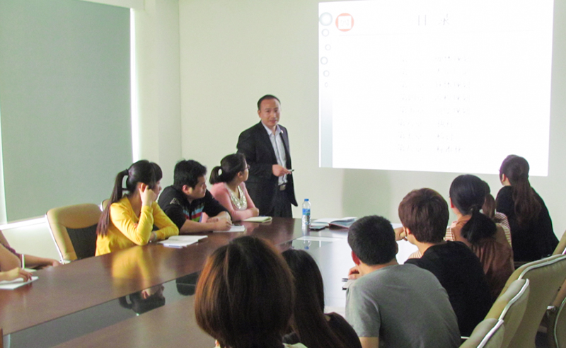 4月24日欧亿9老师对佳乐公司进行仓储管理的培训