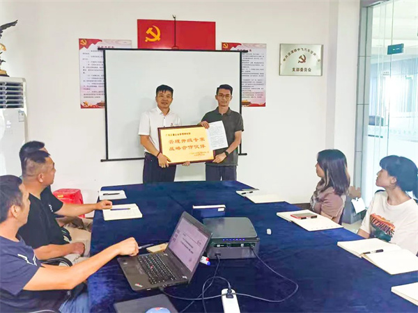 中飞副总经理赖锐锋先生（右）向金海岸咨询集团颁发牌匾及感谢信